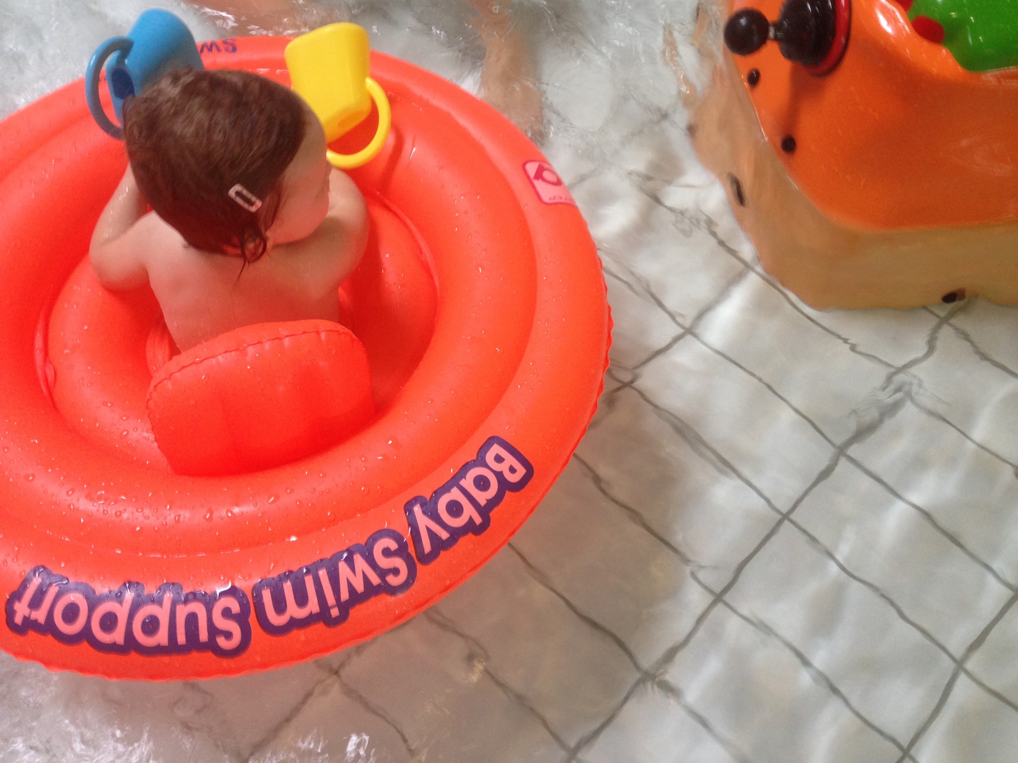 Zwemmen met een dreumes