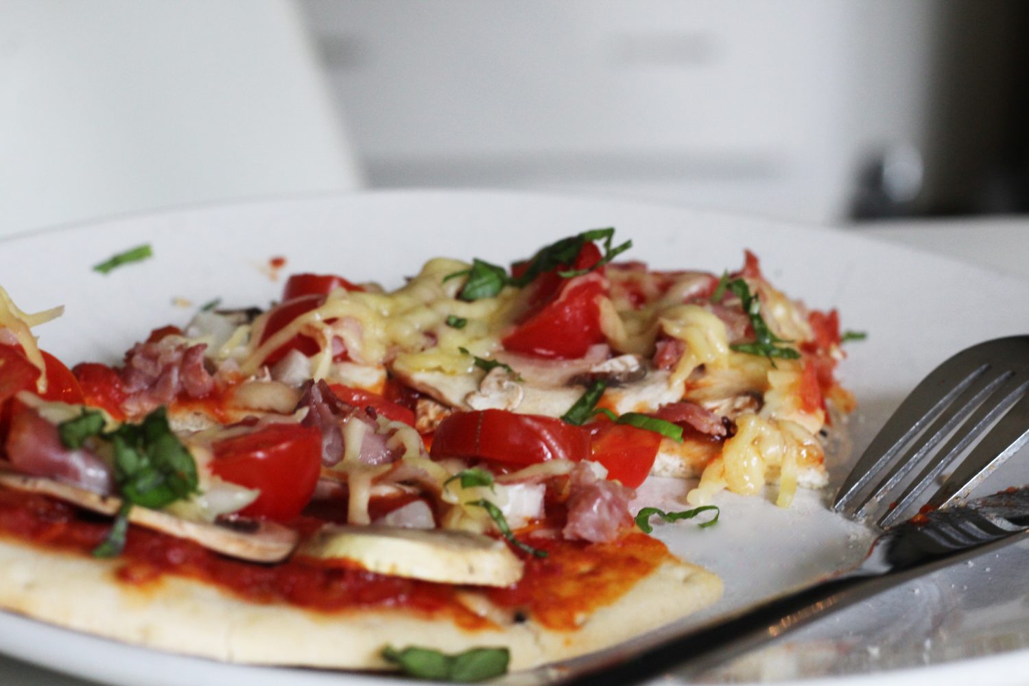 Makkelijk en snel: zelf pizza maken (leuk om samen te doen met kids!)