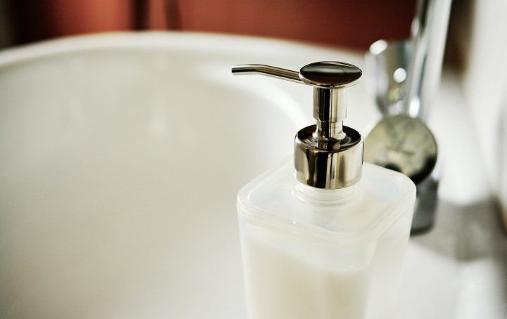 zeep en kalkresten badkamer verwijderen