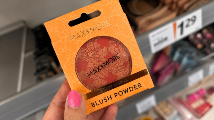 Action Beauty Dupes 2026 met een budgetvriendelijke blush van Action als mogelijke Charlotte Tilbury dupe.