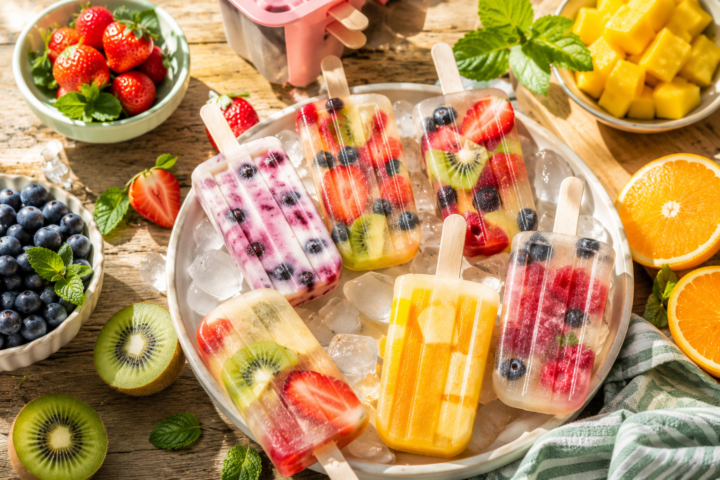Wat eten tijdens een hittegolf? met zelfgemaakte ijsjes van fruit als eenvoudig en verkoelend tussendoortje tijdens warme zomerdagen.