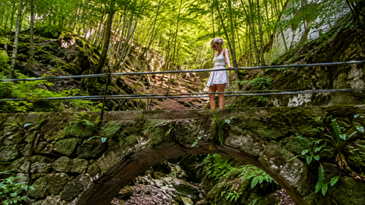 Wandeling door de natuur van de Schwäbische Alb met een karakteristieke stenen brug in Duitsland.